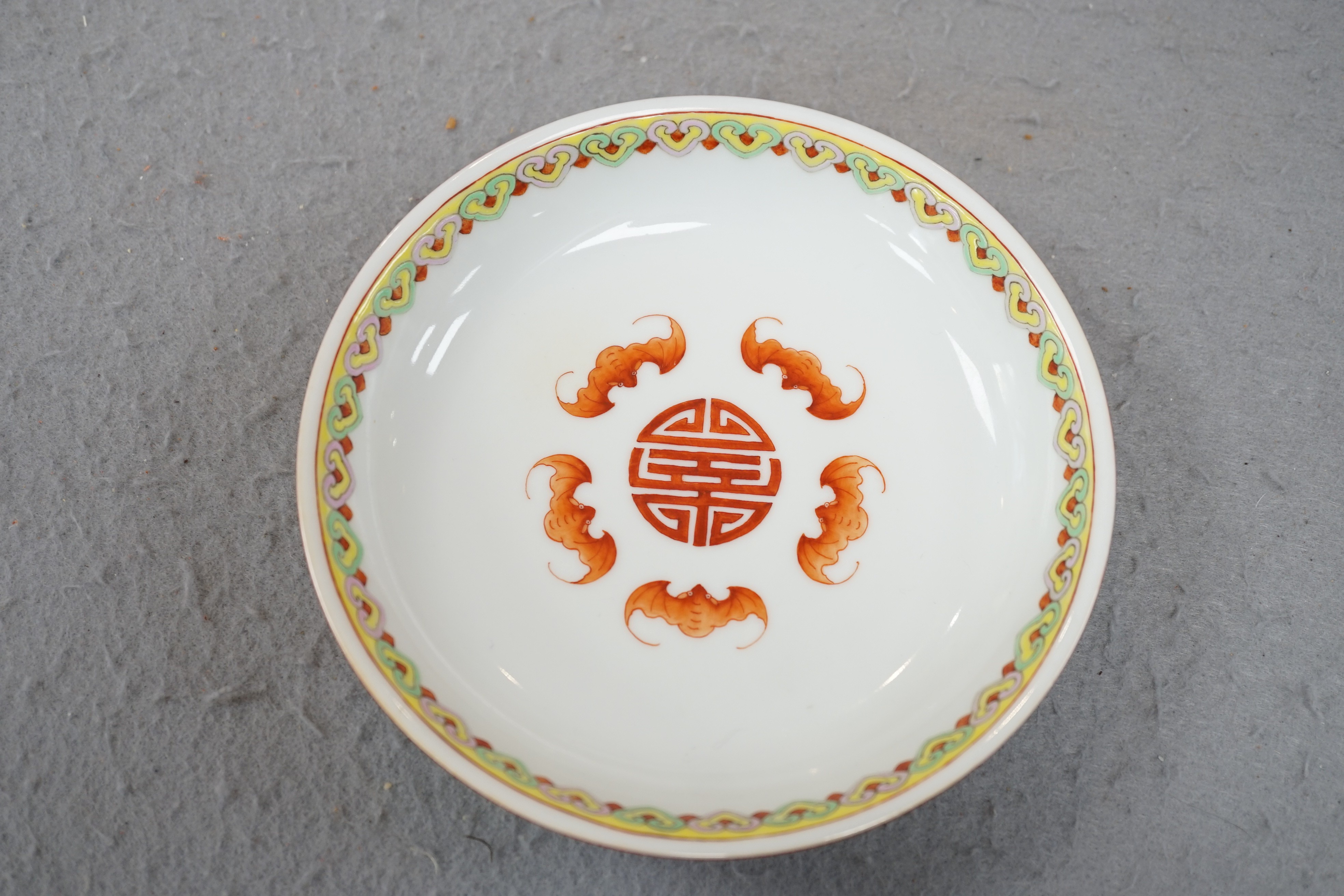 A Chinese coral ground saucer dish, 19th/20th century, 16cm diameter